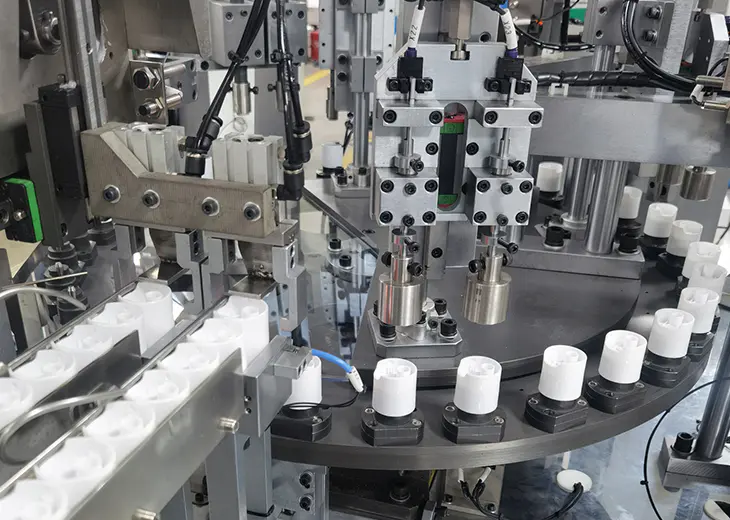 What measures are in place to minimize downtime and ensure continuous operation of the Flip Top Cap Closing Machine?